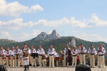„Sărbătoarea Muntelui”, un regal de muzică populară, meșteri iscusiți, bucate delicioase și spectatori entuziaști