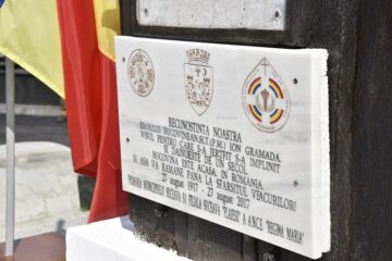 Placa a fost amplasată pe troița care veghează mormântul eroului de la Cireșoaia