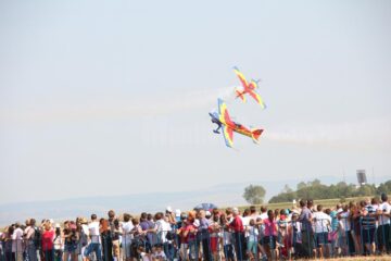 Evoluții spectaculoase ale piloților deasupra publicului
