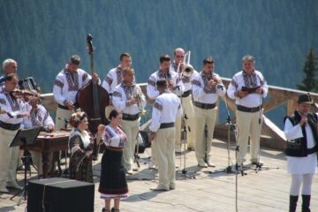 „Sărbătoarea Muntelui”, un regal de muzică populară, meșteri iscusiți, bucate delicioase și spectatori entuziaști