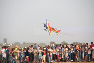 Salutul pilotilor din Hawks of ROmania in fata spectatorilor