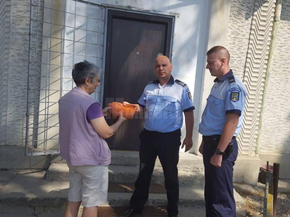 Borsetă cu aproape 5.000 de lei, găsită de polițiști și restituită proprietarei Borsetă cu aproape 5.000 de lei, găsită de polițiști și restituită proprietarei