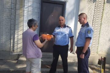 Borsetă cu aproape 5.000 de lei, găsită de polițiști și restituită proprietarei