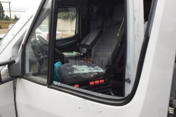 Hoții au forțat sistemul de închidere, fără succes, după care au spart unul din geamurile laterale