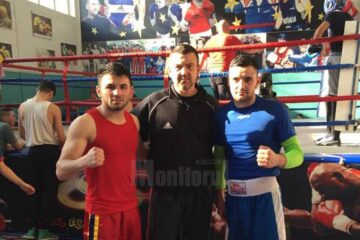 Antrenorul Andu Vornicu, flancat de Adrian Botușan și Dumitru Vicol