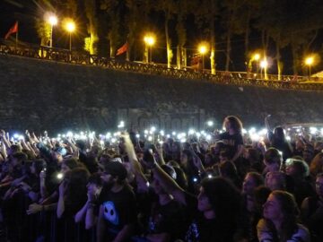 O întreagă audiență, vibrând la atmosfera muzicii preferate