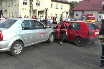 Șoferul Loganului nu a acordat prioritate și a intrat în coliziune cu autoturismul VW, care circula regulamentar
