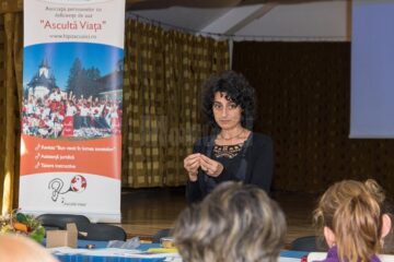 Atelierul a fost susținut de Carmen Ștefănescu, profesor psiho-pedagog, cu o experiență de 15 ani în reabilitarea copiilor cu implant cohlear