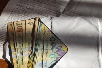 Suma de bani și bunurile găsite în interiorul genții au fost înapoiate de către polițiști proprietarilor