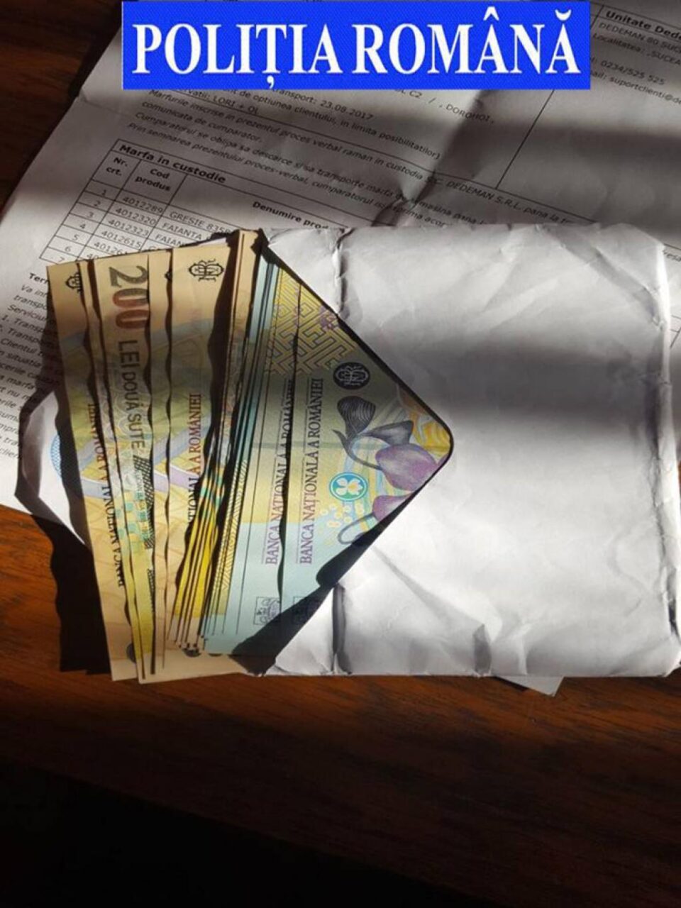 Suma de bani și bunurile găsite în interiorul genții au fost înapoiate de către polițiști proprietarilor Suma de bani și bunurile găsite în interiorul genții au fost înapoiate de către polițiști proprietarilor