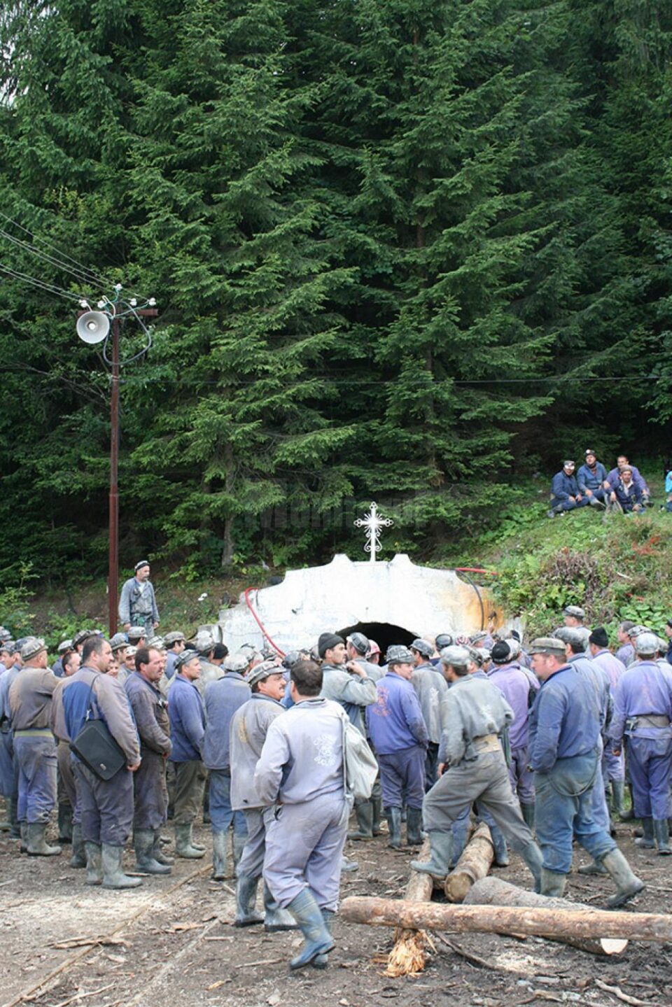 Minerilor de la Crucea li s-au achitat salariile restante doar pentru luna mai