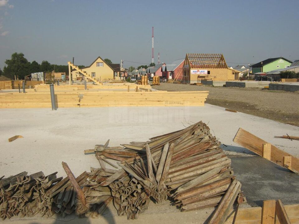 Circa 300 de voluntari vor construi 15 case pentru familiile nevoiașe din Rădăuți, în doar cinci zile