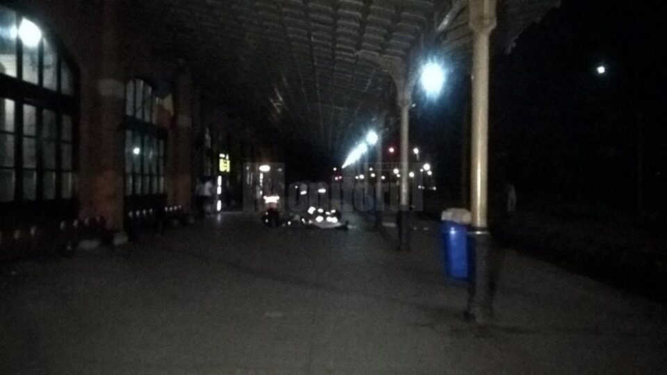 Iluminat slab pe peron și inexistent la linii