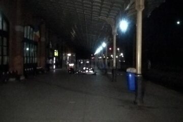 Iluminat slab pe peron și inexistent la linii