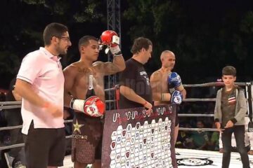 Andrei Bălici (al doilea din stânga) la finalul luptei câștigate la Constanța
