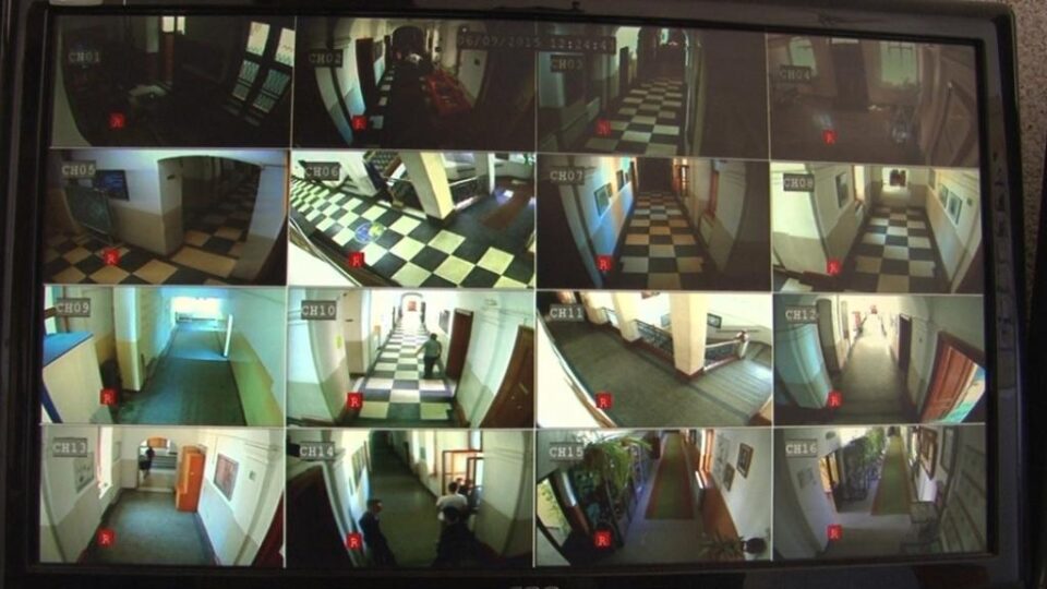 Doar o treime dintre școlile din județ sunt dotate cu supraveghere video