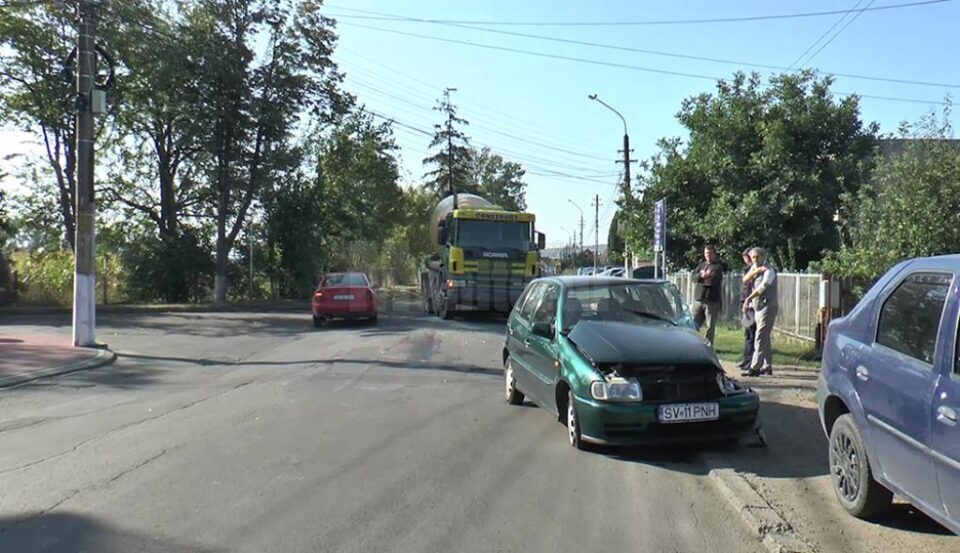 Autoturismul a fost lovit în partea lateral stânga de vehiculul greu