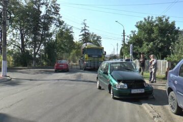 Autoturismul a fost lovit în partea lateral stânga de vehiculul greu
