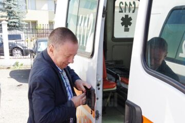 Doctorul Lazareanu cu ambulanțele care au peste 700.000 km la bord