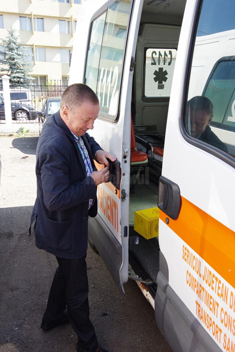 Doctorul Lazareanu cu ambulanțele care au peste 700.000 km la bord