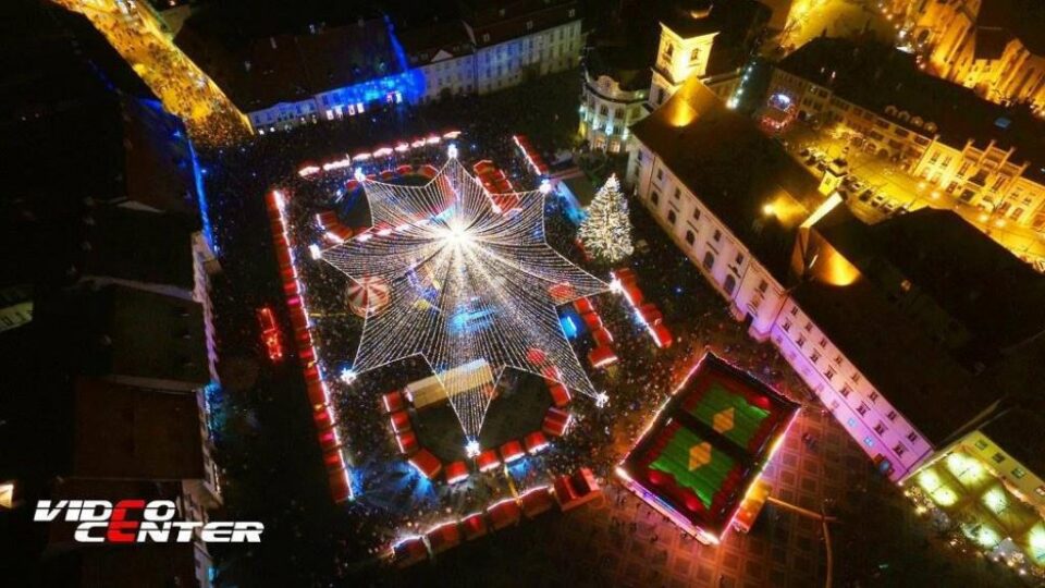 Cupolă de lumini pe esplanada din centrul Sucevei, pentru sărbătorile de iarnă