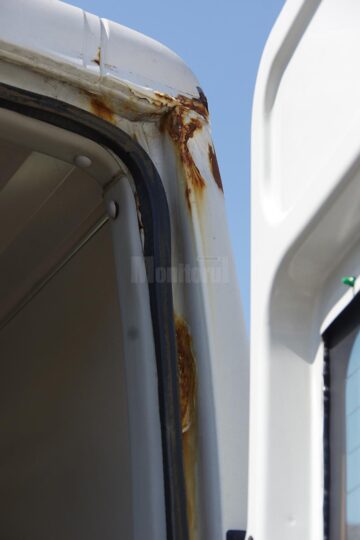 Rugina roade de ani de zile din tabla ambulanțelor