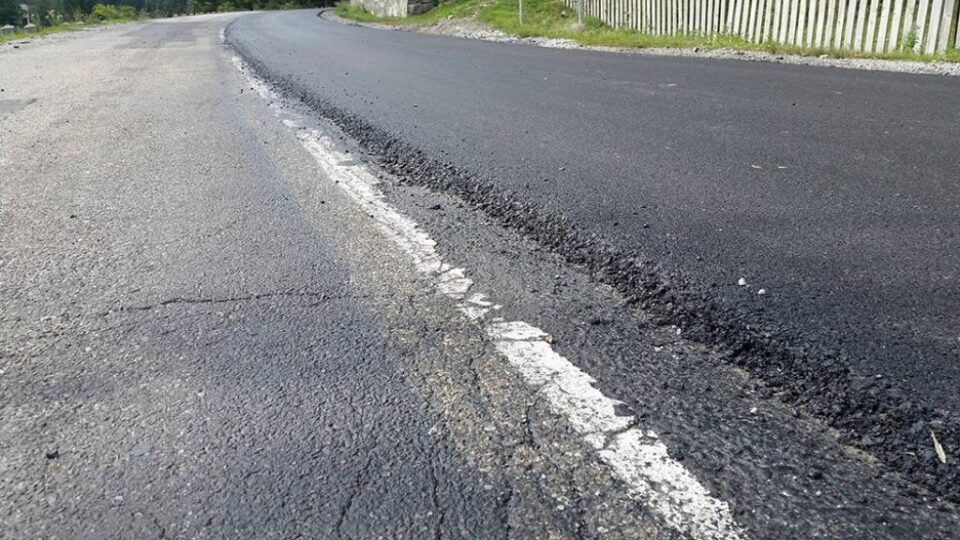 După 4 km, din 10, drumarii de la DRDP Iași nu mai au asfalt