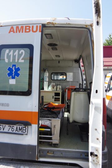 Portierele din spate ale vechilor ambulante se pot deschide oricând, în mers