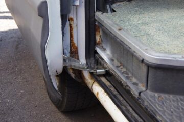 Rugina roade de ani de zile din tabla ambulanțelor