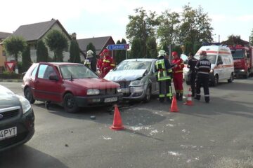 În urma coliziunii, șoferul din VW a ajuns la spital cu contuzii la piciorul stâng