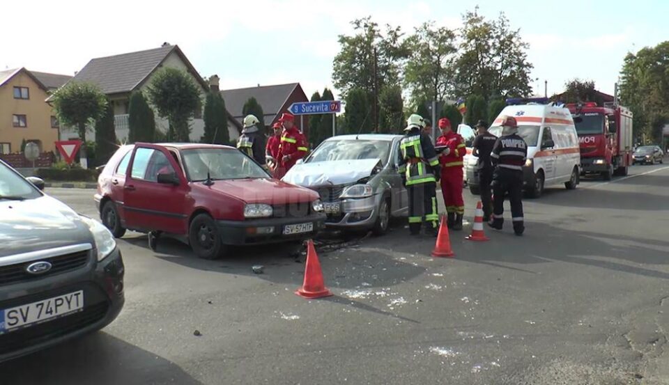 În urma coliziunii, șoferul din VW a ajuns la spital cu contuzii la piciorul stâng