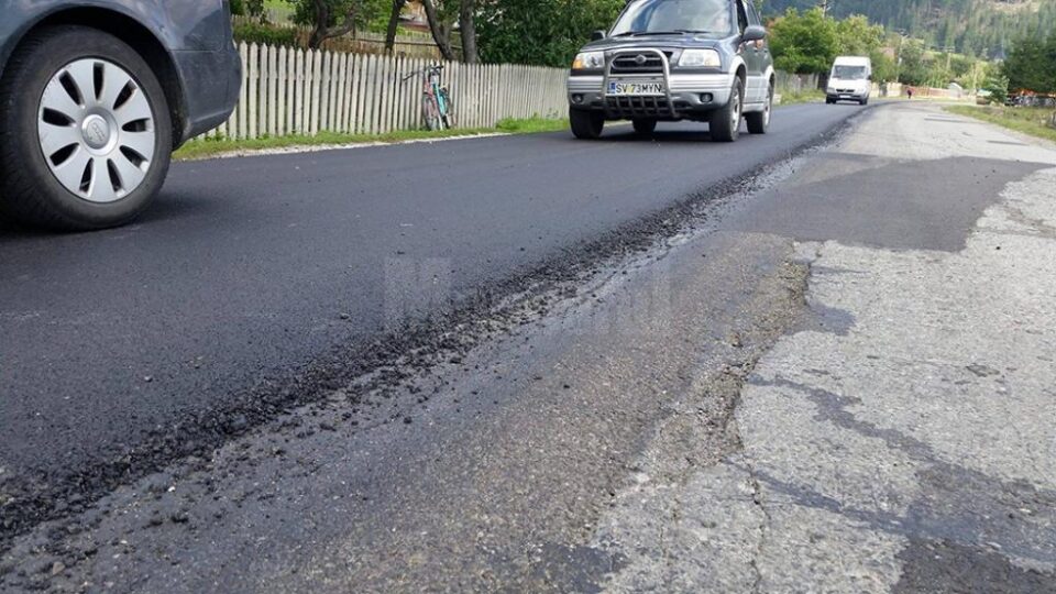 Drumarii care asfaltează DN 17B se opresc după 4 km. Motiv: ”S-a terminat mixtura”