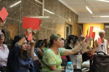 Elevii și profesorii de la Școala Nr. 9 arătau cartonașe roșii ori de câte ori vorbea cineva care susținea construirea gradiniței