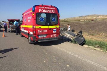 Mașina care a ieșit în decor și s-a răsturnat