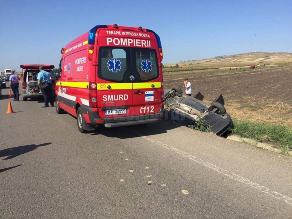 Mașina care a ieșit în decor și s-a răsturnat