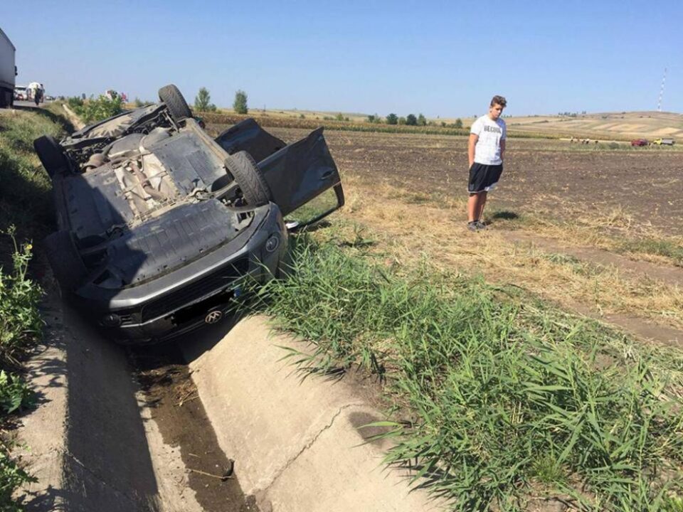 S-au răsturnat cu mașina, după ce un șofer aflat în depășire a intrat în ei
