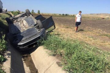 Mașina răsturnată în șanț