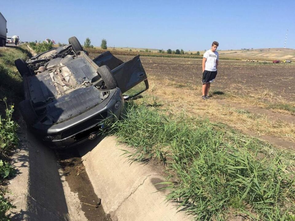 Mașina răsturnată în șanț