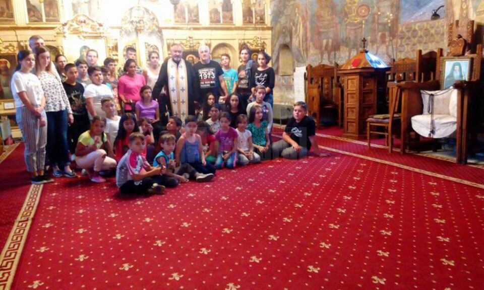 Copiii din Târgoviște, la Biserica „Sf. Dumitru”, împreună cu preotul paroh Nicolae Horga