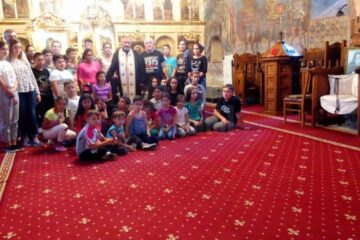 Copiii din Târgoviște, la Biserica „Sf. Dumitru”, împreună cu preotul paroh Nicolae Horga