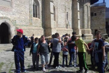 24 de copii cu dizabilități de la Complexul“Blijdorp – O Nouă Viață”, trimiși în excursie la apelul unui sucevean stabilit în Londra