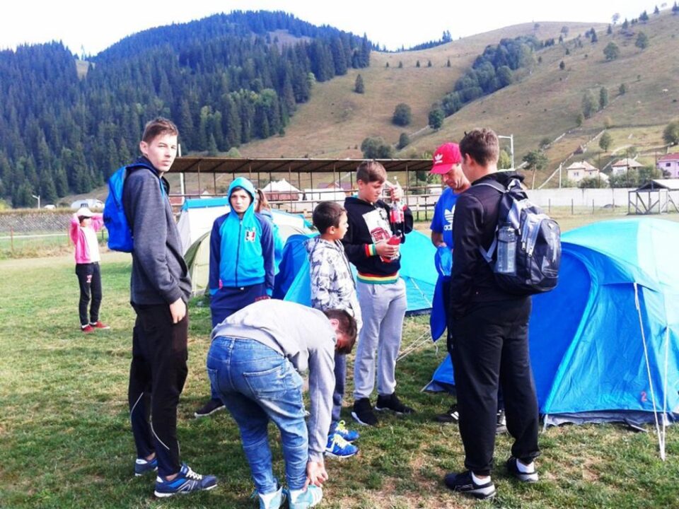 Copiii au stat la corturi și au fost angrenați în jocuri interactive