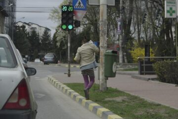 Cerșetoria în intersecție a devenit o obișnuită la Suceava