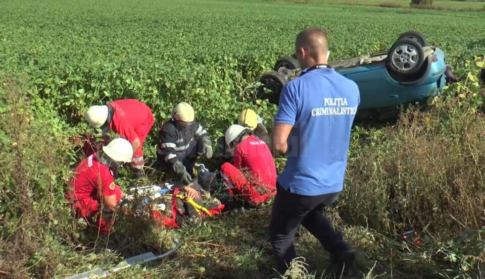 Tânărul a fost găsit în afara mașinii