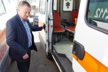Doctorul Lăzăreanu cu ambulanțele care au peste 700.000 km la bord