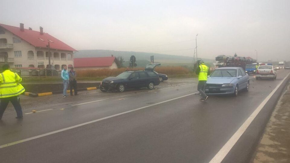 Cele două mașini care s-au ciocnit la intersecția cu Pătrăuțiul