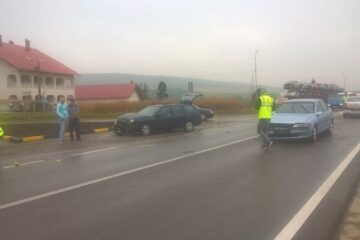 Cele două mașini care s-au ciocnit la intersecția cu Pătrăuțiul