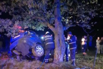 Mașina în care se aflau cei doi tineri