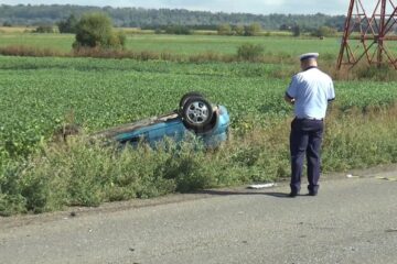 Autoturismul condus de tânăr s-a răsturnat în afara drumului