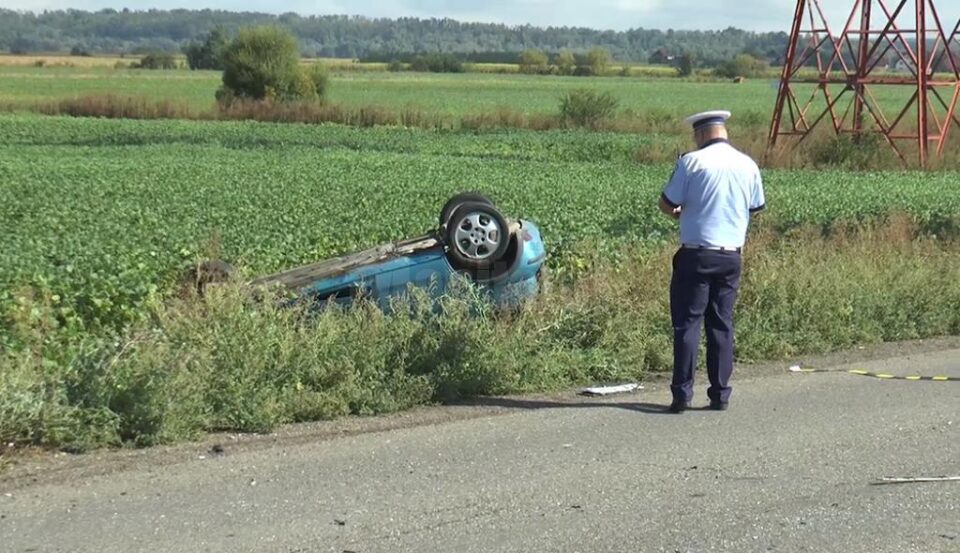 Autoturismul condus de tânăr s-a răsturnat în afara drumului